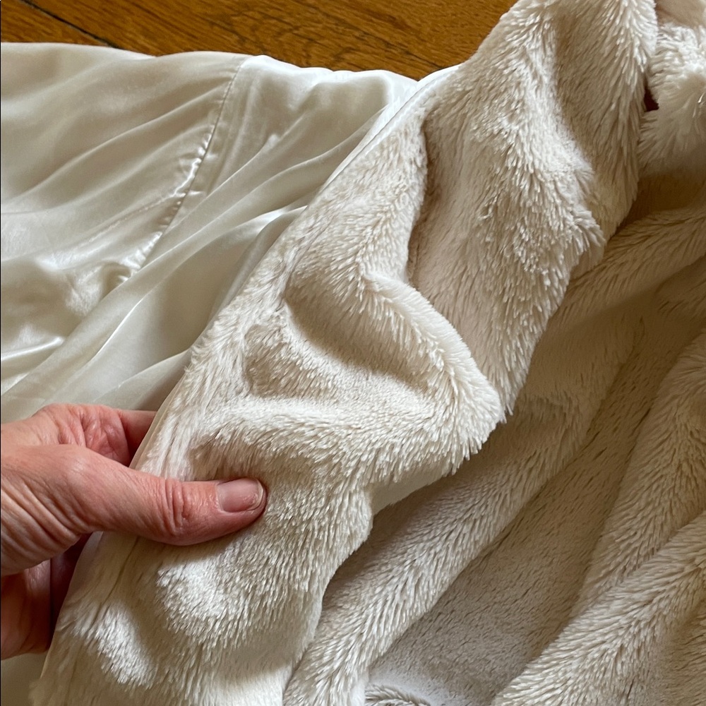 Giraffe at Home Cozy Cream Satin/Plush Robe - Picture 5 of 13